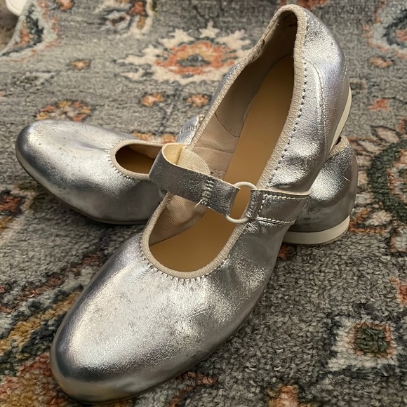 NWOT Vintage Silver Metallic Flat Mary Jane Leather Promenaders Dancing Shoes - Picture 1 of 12